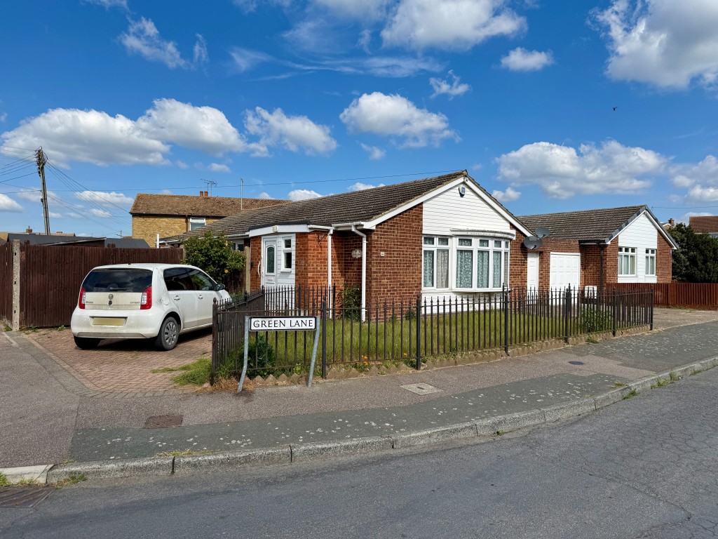 Lot: 106 - THREE-BEDROOM EXTENDED BUNGALOW FOR IMPROVEMENT - Bungalow